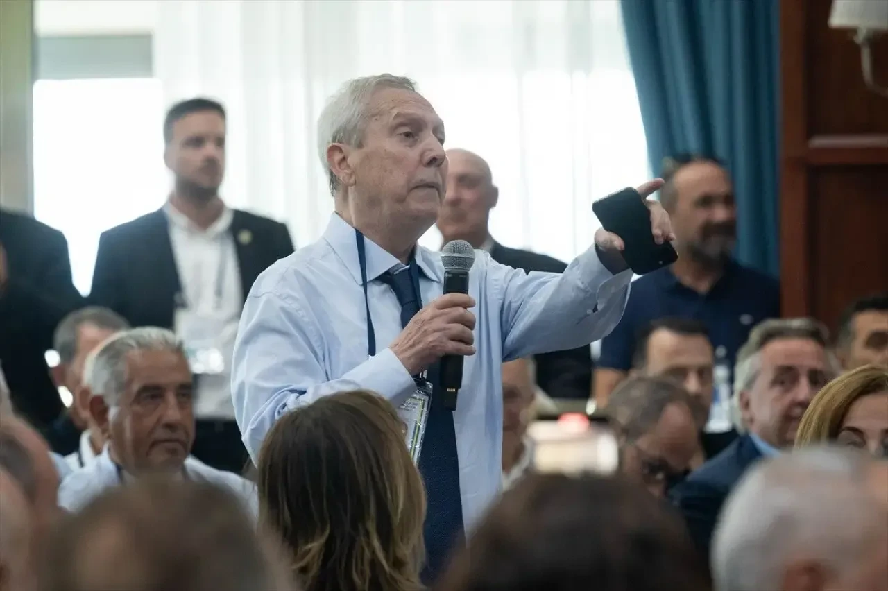 Aziz Yıldırım’ın "Otur lan sen!" çıkışı toplantıya damga vurdu, tansiyon yükseldi