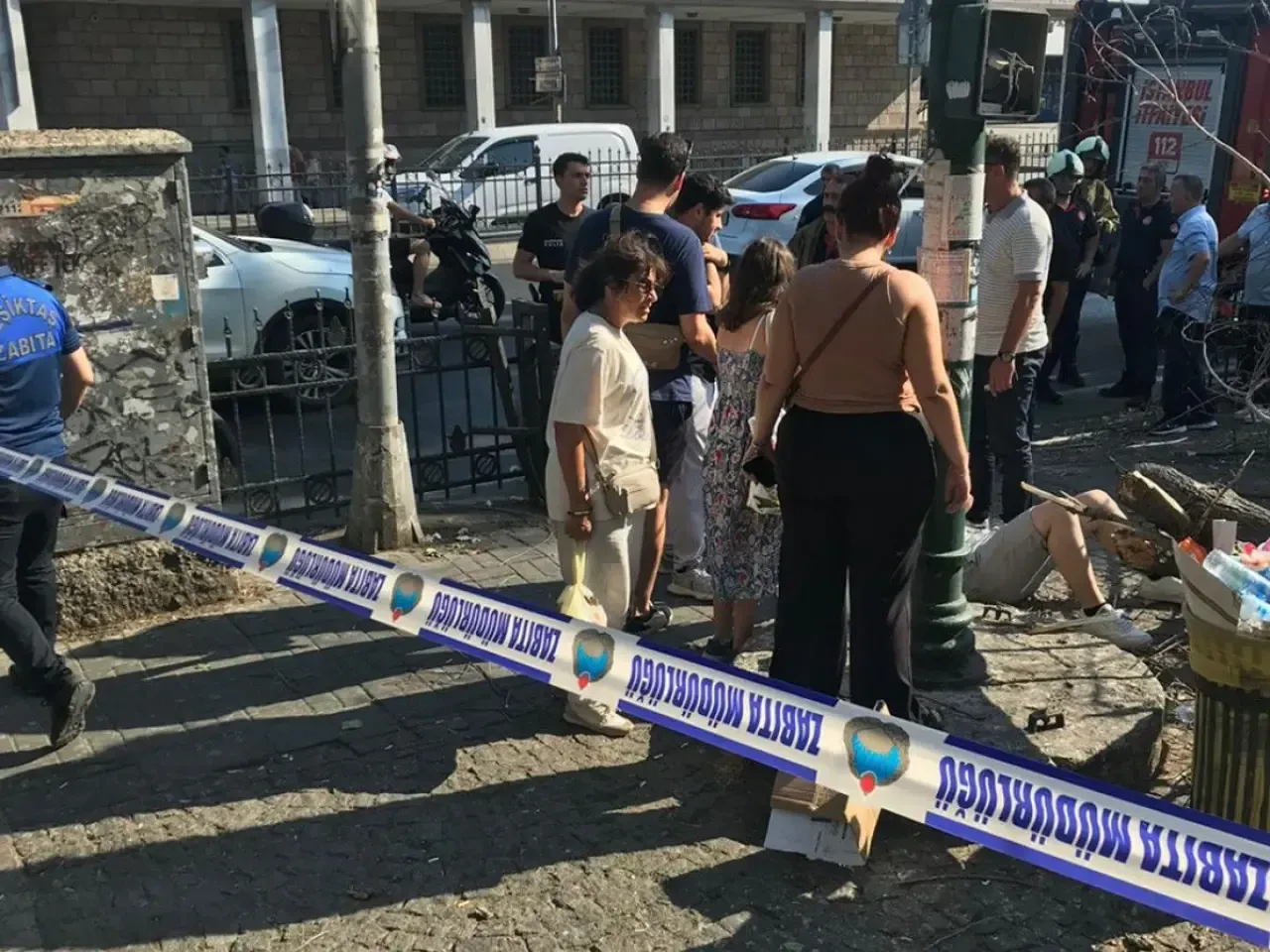 Beşiktaş’ta Kaldırımda Yürürken Ağaç Dalı Düştü: 3 Genç Yaralandı