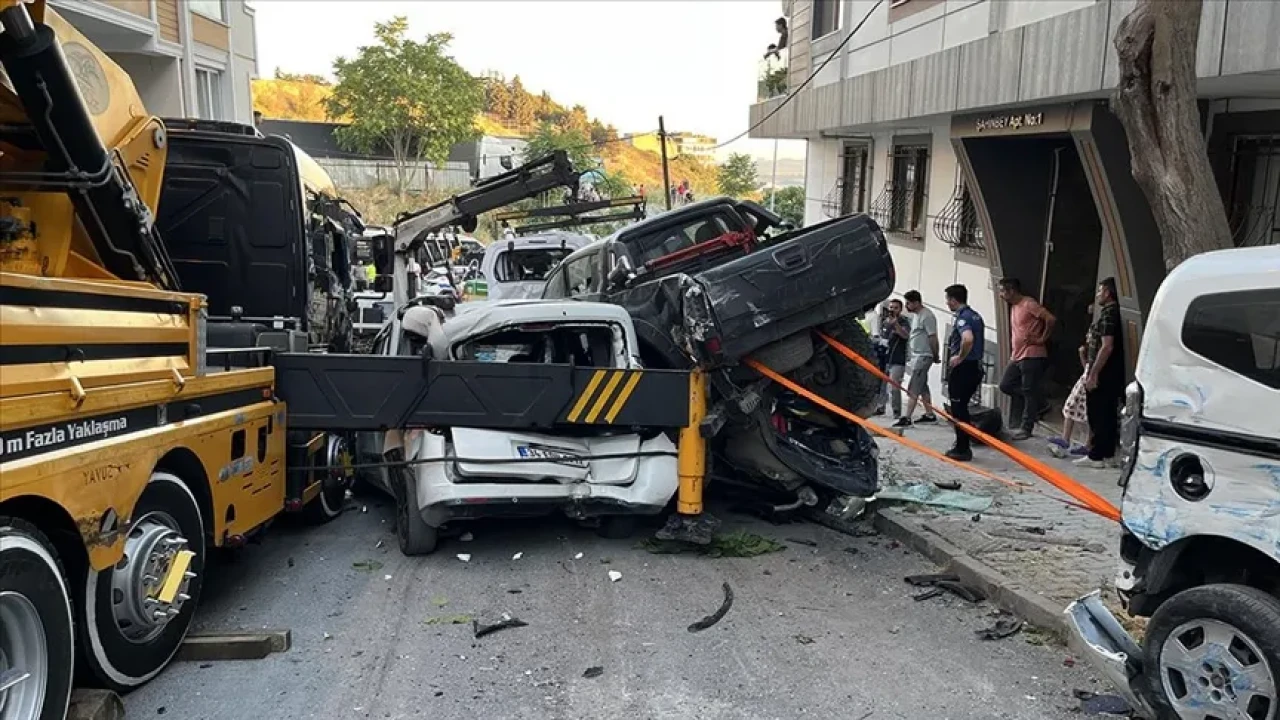 Başakşehir'de Vinç Faciası Kıl Payı Atlatıldı: 23 Araç Hasar Gördü, Can Kaybı Yok