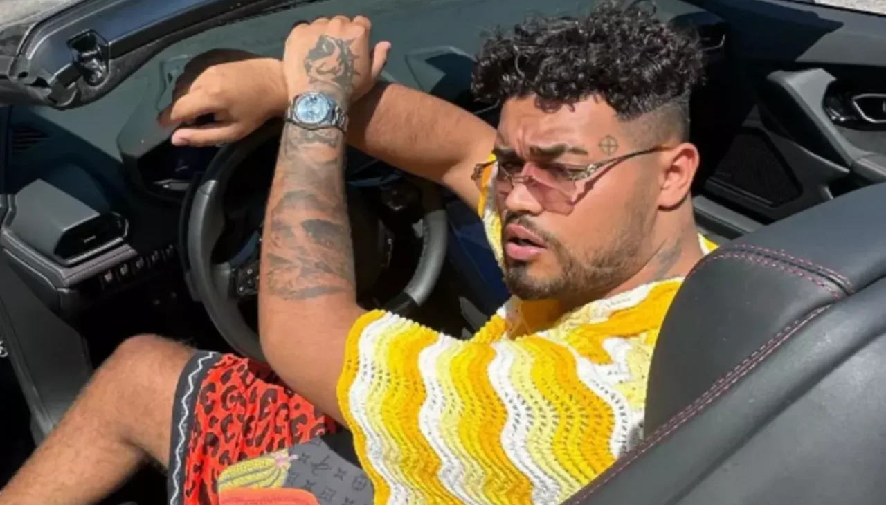 50 Milyonluk arabada aşk pozu! Lvbel C5 sevgilisini ilk kez paylaştı