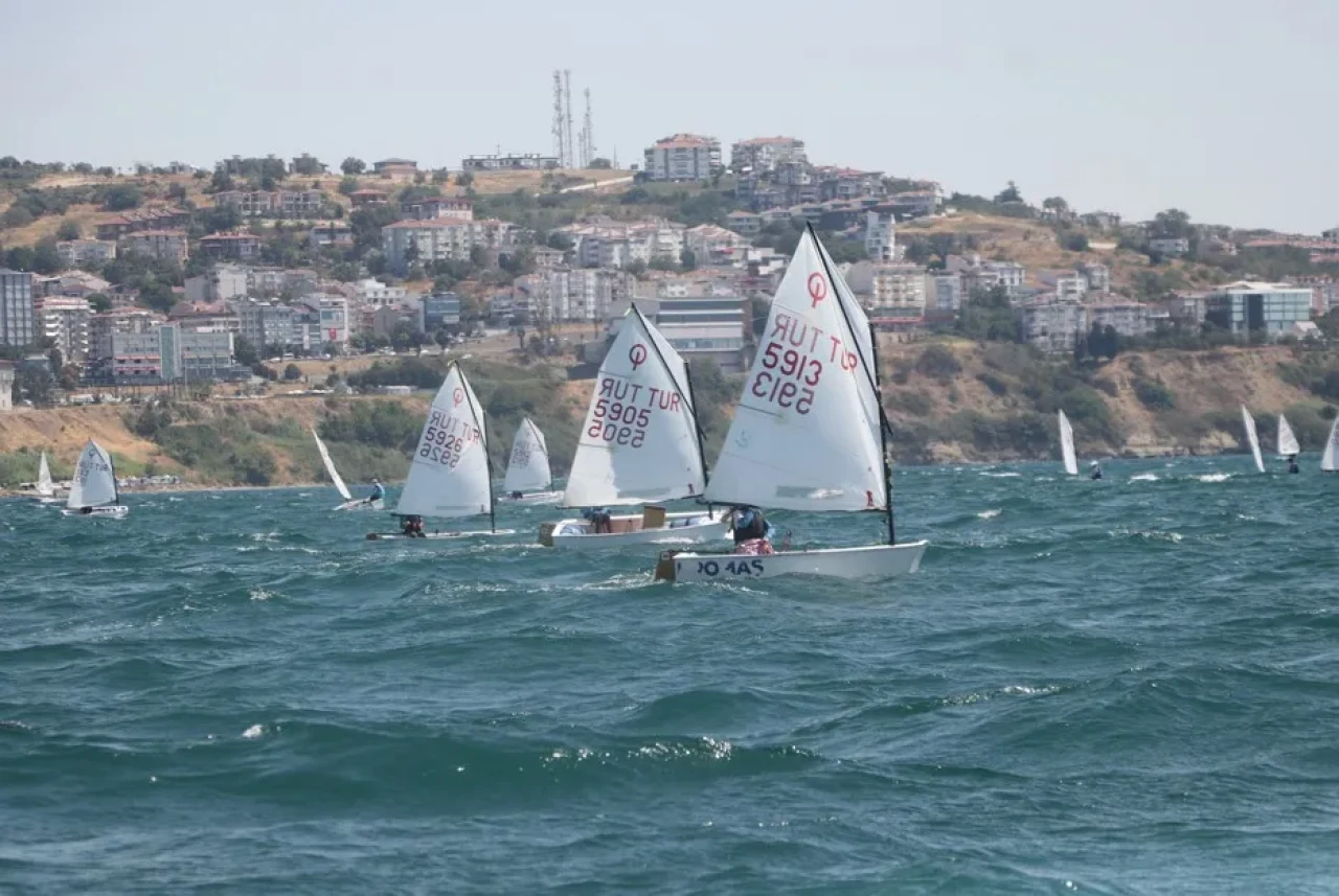 Marmara’nın Dalgalarında 15 Temmuz Ruhu! Tekirdağ’da Yelkenler Aziz Şehitler İçin Açıldı