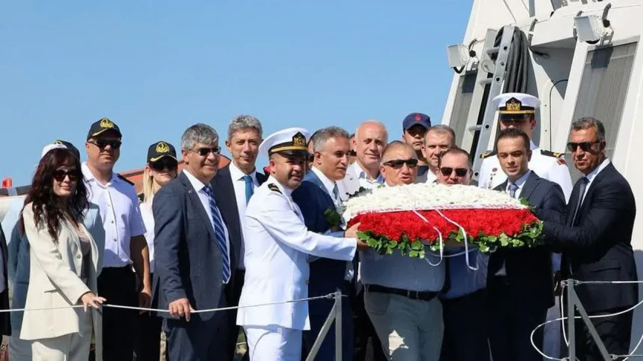 Kumluca’da Kabotaj Bayramı: Yağlı Direkten Bayrak Alma Yarışı Heyecanı