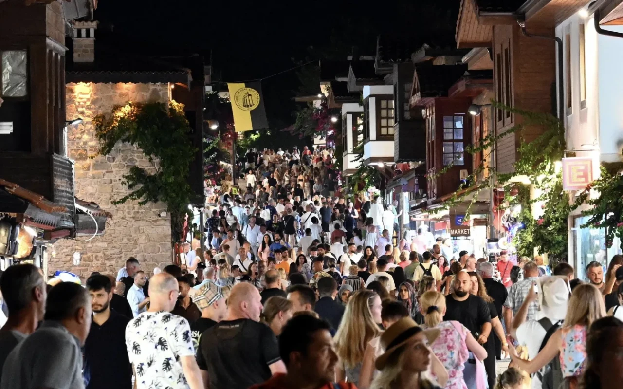 102 binden fazla yabancı ziyaretçi girişiyle Antalya'da Temmuz ayı rekoru kırıldı