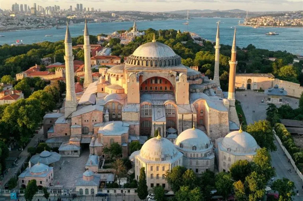 Ayasofya’da zamanı taşıyan detaylar: Kubbe, levhalar ve manevi mimari