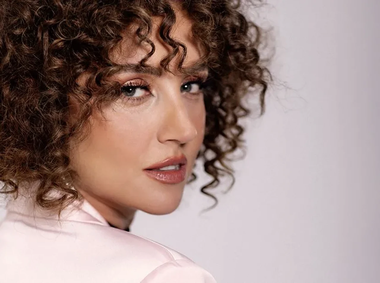 Bengü Beker Kimdir? Biyografisi ve Hayatı: Türk Müziğinin Yeni Yıldızı