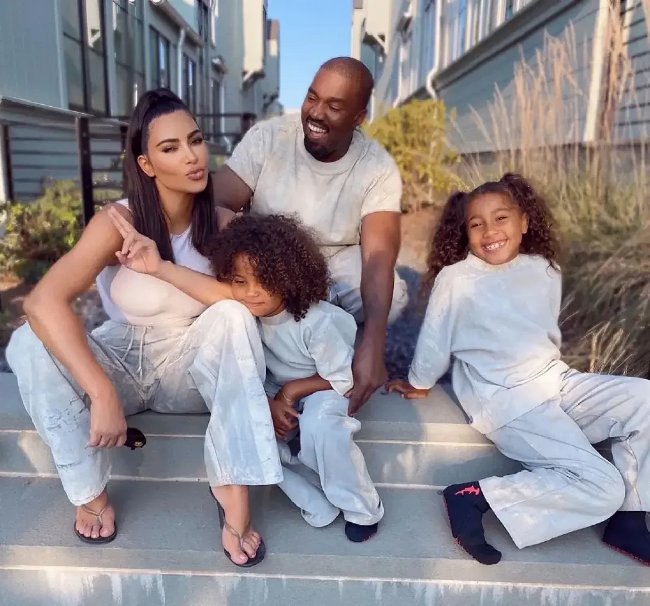 Bir zamanlar milyarderdi… Şimdi eski eşine masraf dileniyor