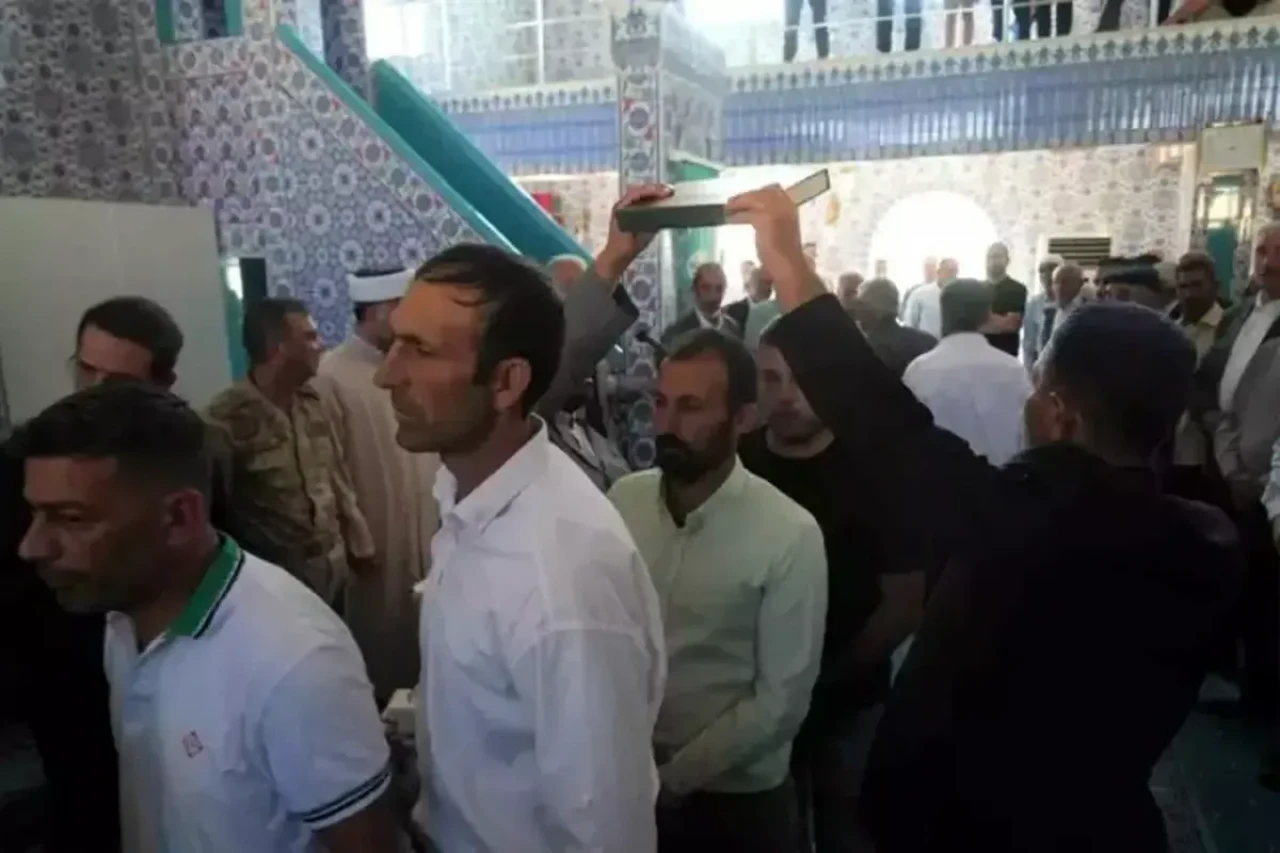 Muş’ta 6 Yıllık Kan Davası Barışla Sonuçlandı: İki Aile Cami Avlusunda Kucaklaştı