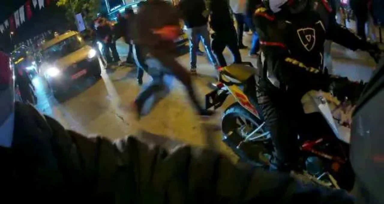 Bağcılar’da Trafikte Şiddet: Motosikletli Kaskla Otomobil Camını Parçaladı