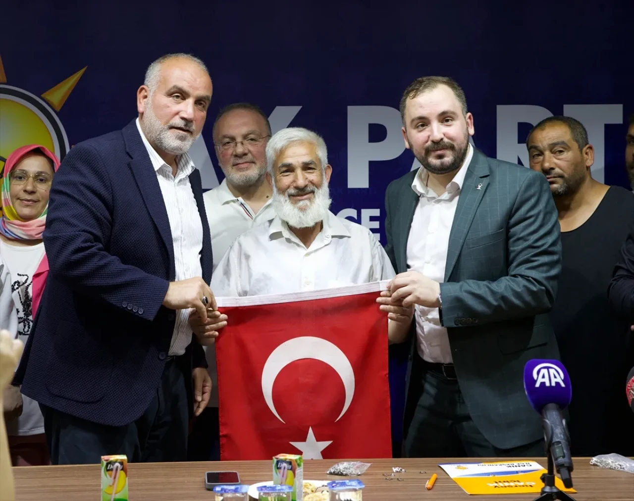 Samsun’da “Terörsüz Türkiye” rüzgarı: Vatandaşlara bayrak dağıtıldı