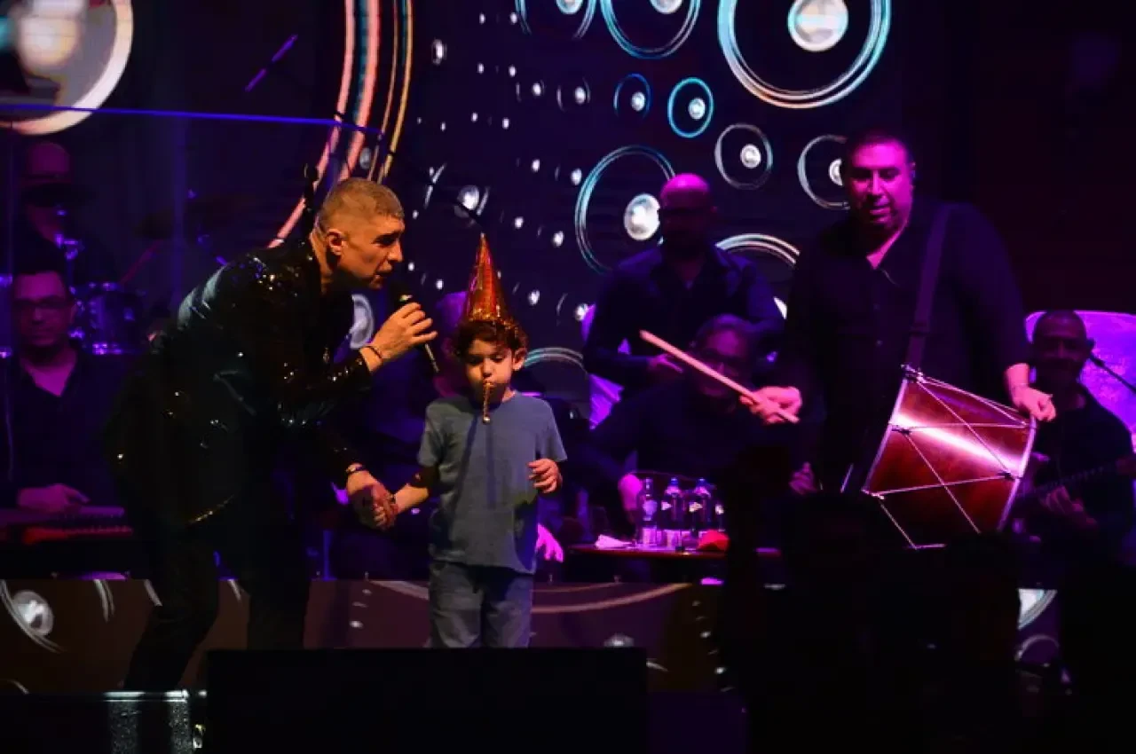 Özcan Deniz çocuklarla dans etti