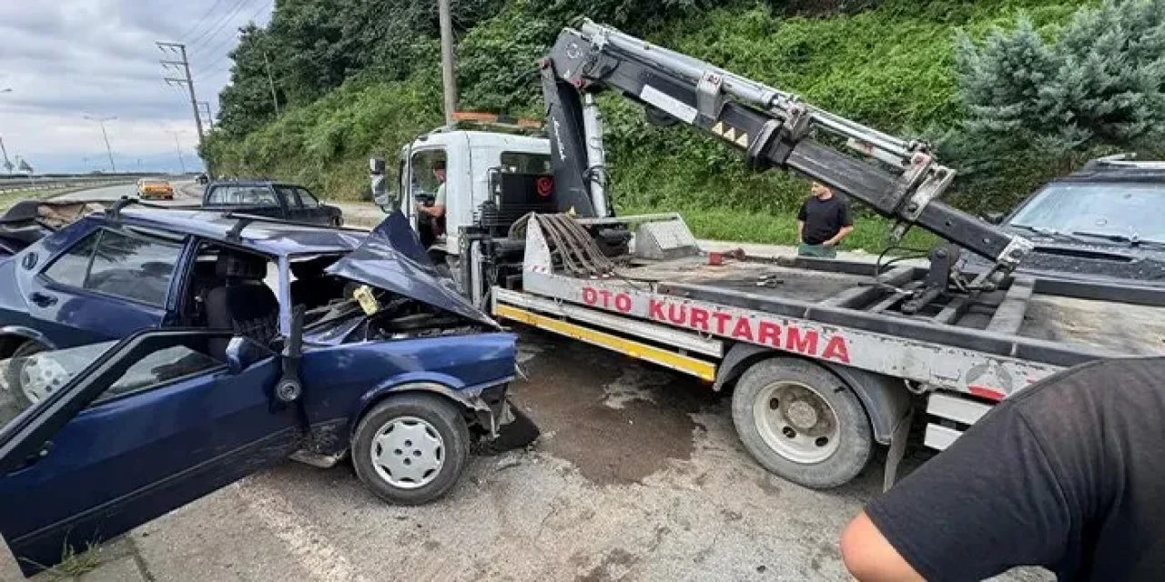 Rize'de Otomobil ile Pikap Çarpıştı: 6 Kişi Yaralandı