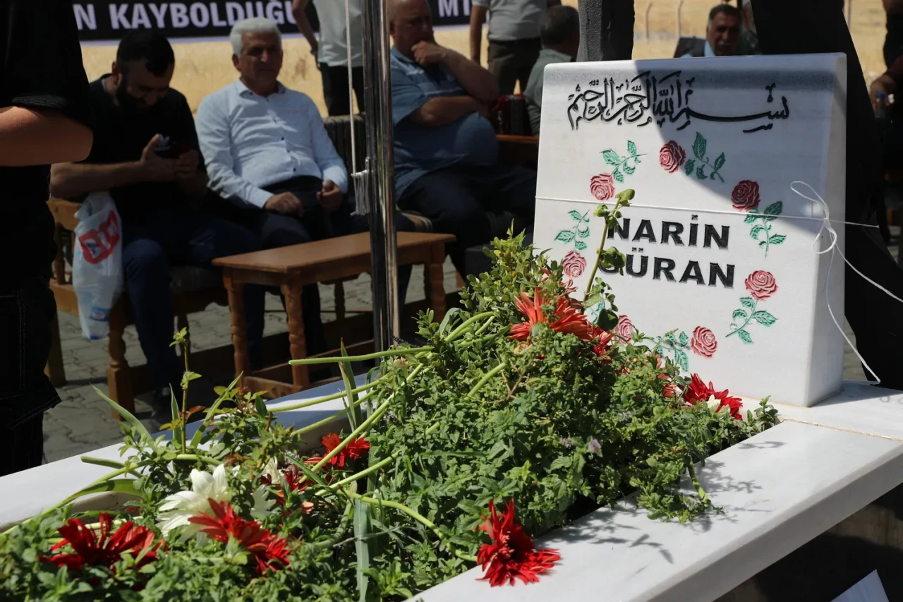 Diyarbakır’da küçük Narin Güran kabri başında dualarla anıldı