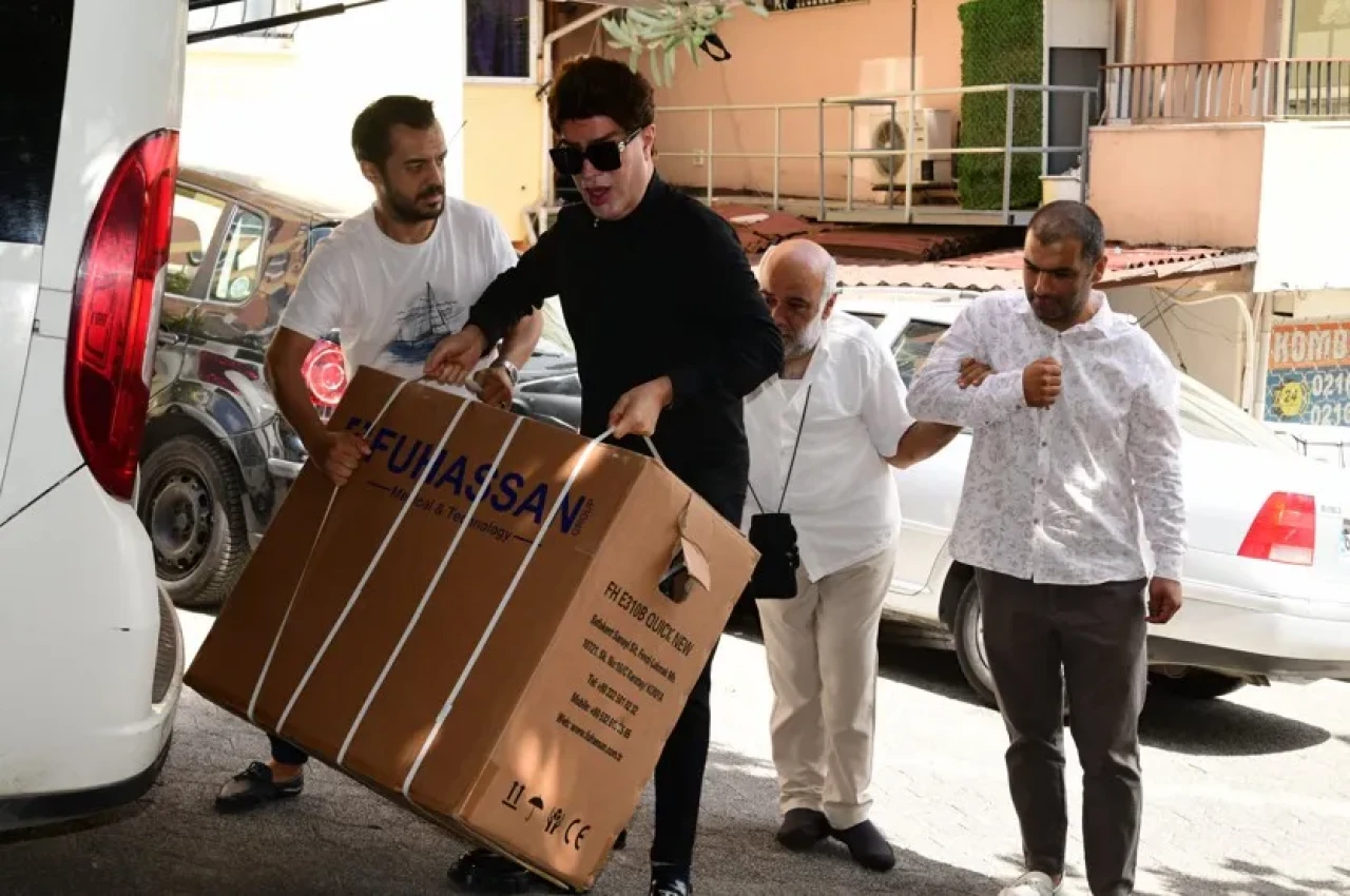 Yılmaz Morgül’den yürek ısıtan ziyaret: Akülü sandalyeleri kendi elleriyIe teslim etti