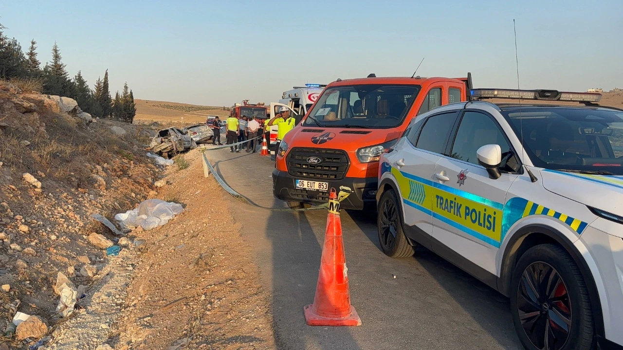 Gaziantep-Şanlıurfa Yolunda Feci Çarpışma: 3 Ölü, 3 Yaralı