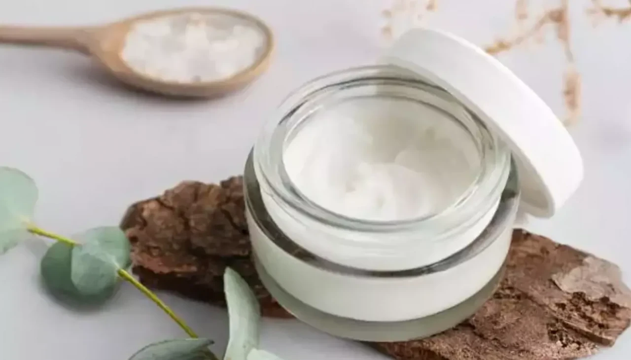 Balmumu ve zeytinyağıyla evde el kremi yapımı