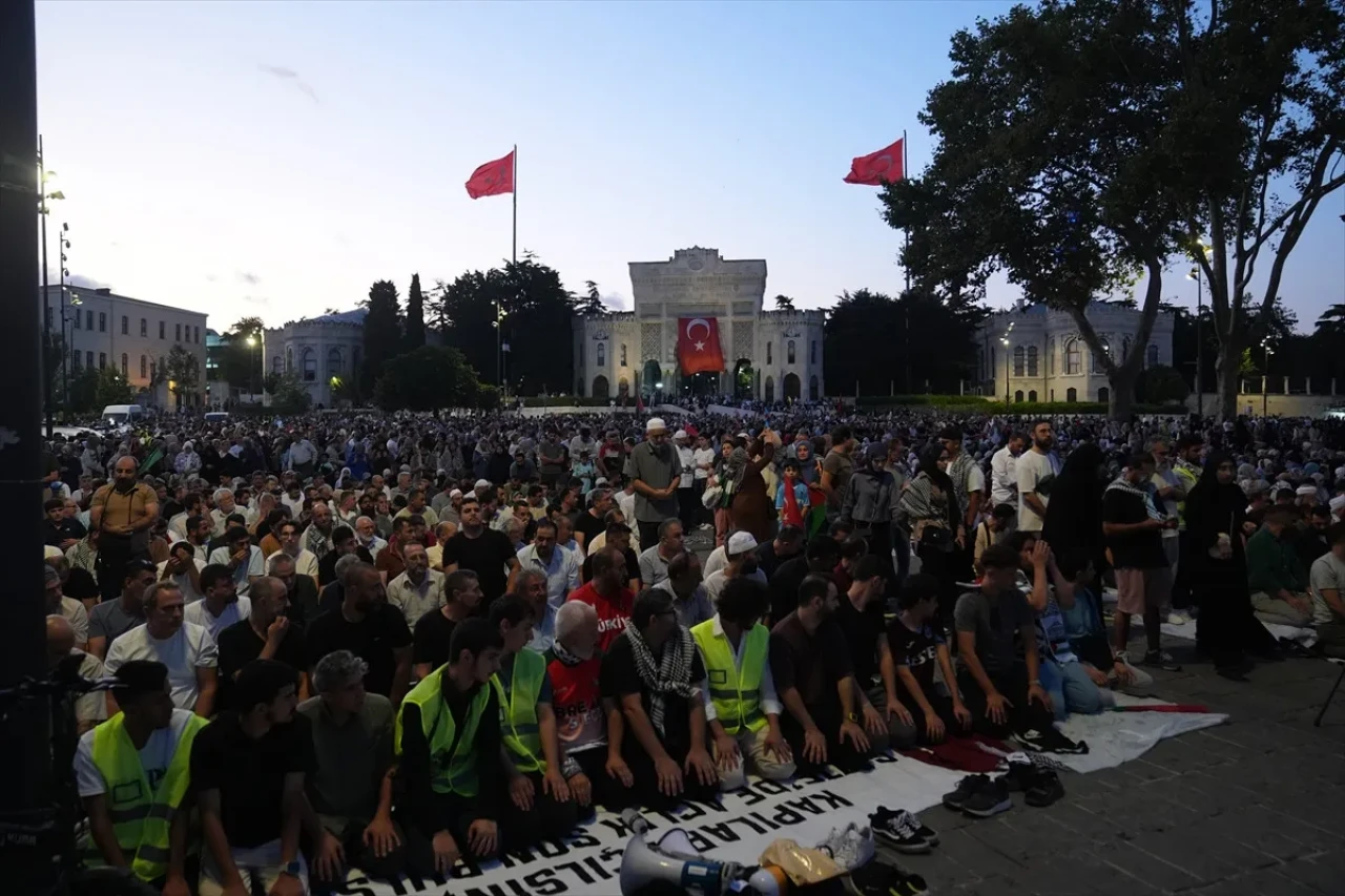 İstanbul’da “Gazze’ye Umut Işığı Ol” Yürüyüşü: On Binler İsrail Saldırılarına Karşı Tek Yürek