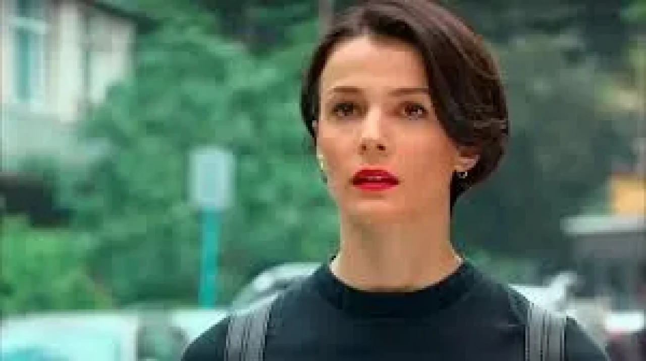 Büşra Develi kimdir, kaç yaşında, aslen nereli, Instagram hesabı, boyu ve kilosu? Göz kamaştıran oyuncunun hayatı ve biyografisi