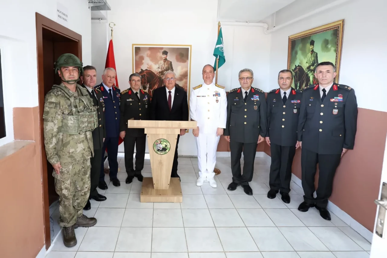 Milli Savunma Bakanı Güler’den Ahlat Komando Tabur Komutanlığı’na ziyaret