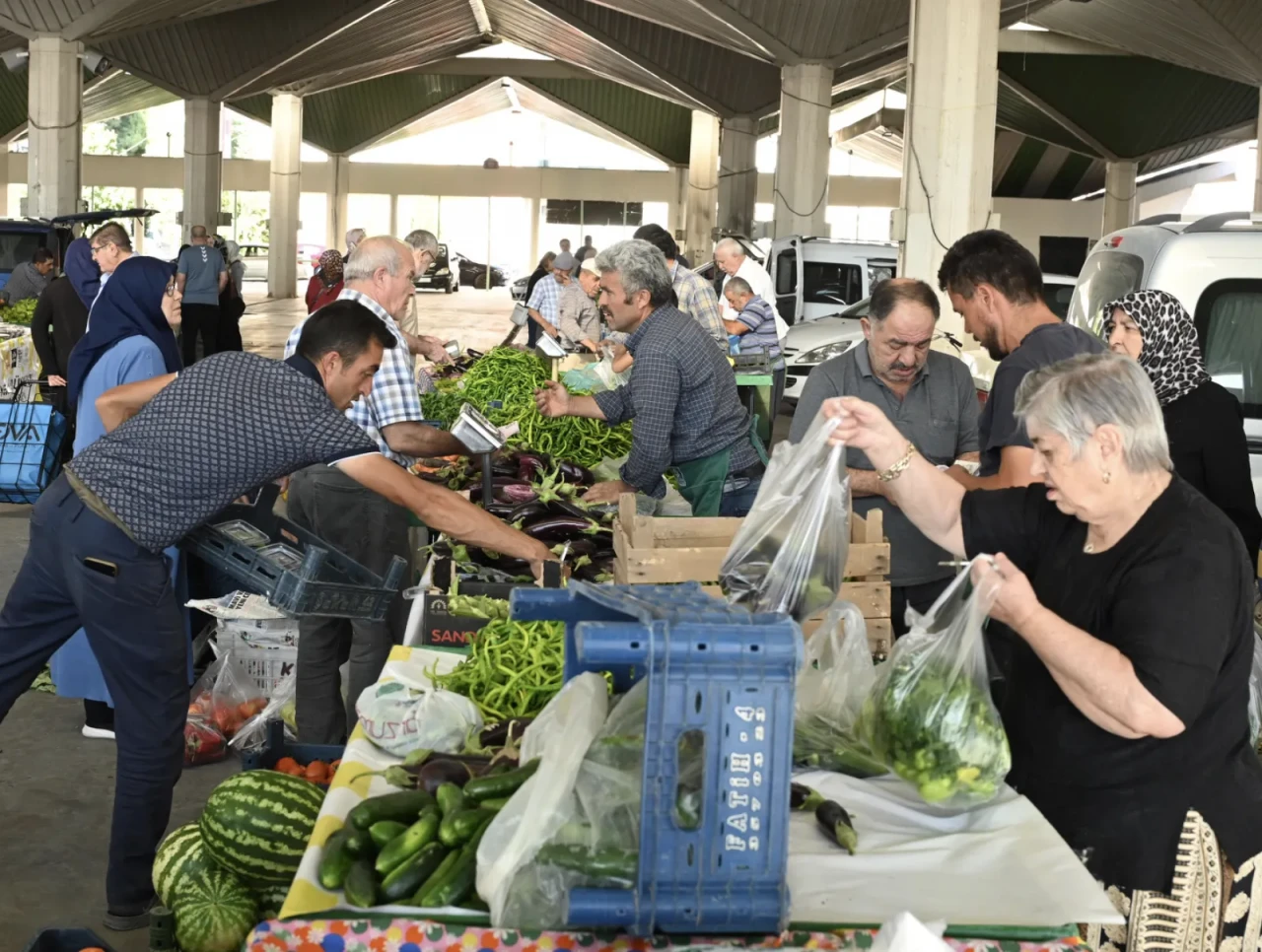 Konyalı üreticiler kendi tezgâhında satış yapıyor, vatandaş taze ürüne doyuyor