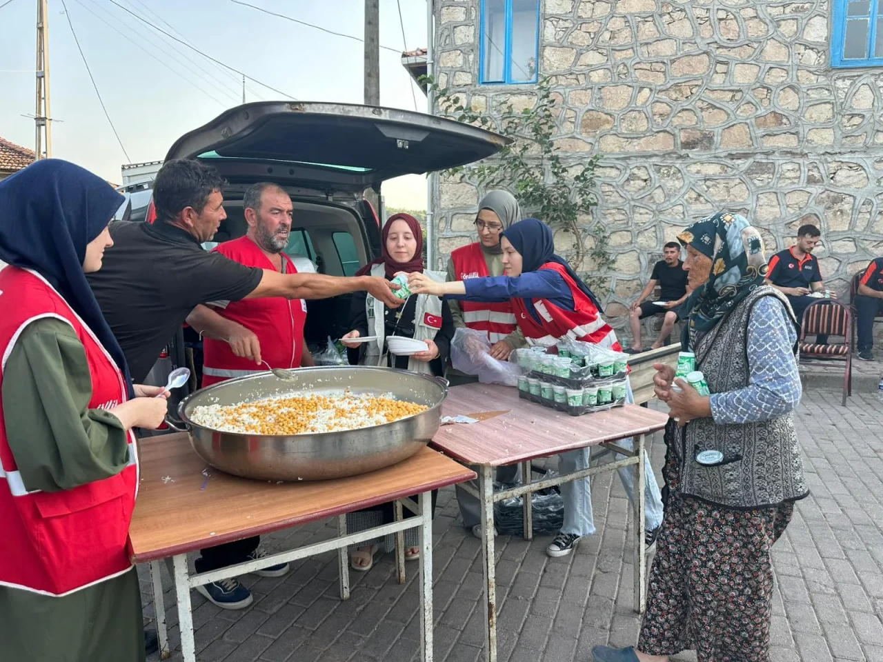 Türk Kızılay'ı Sındırgı’da depremzedelerin yanında: Yemek hizmeti devam ediyor