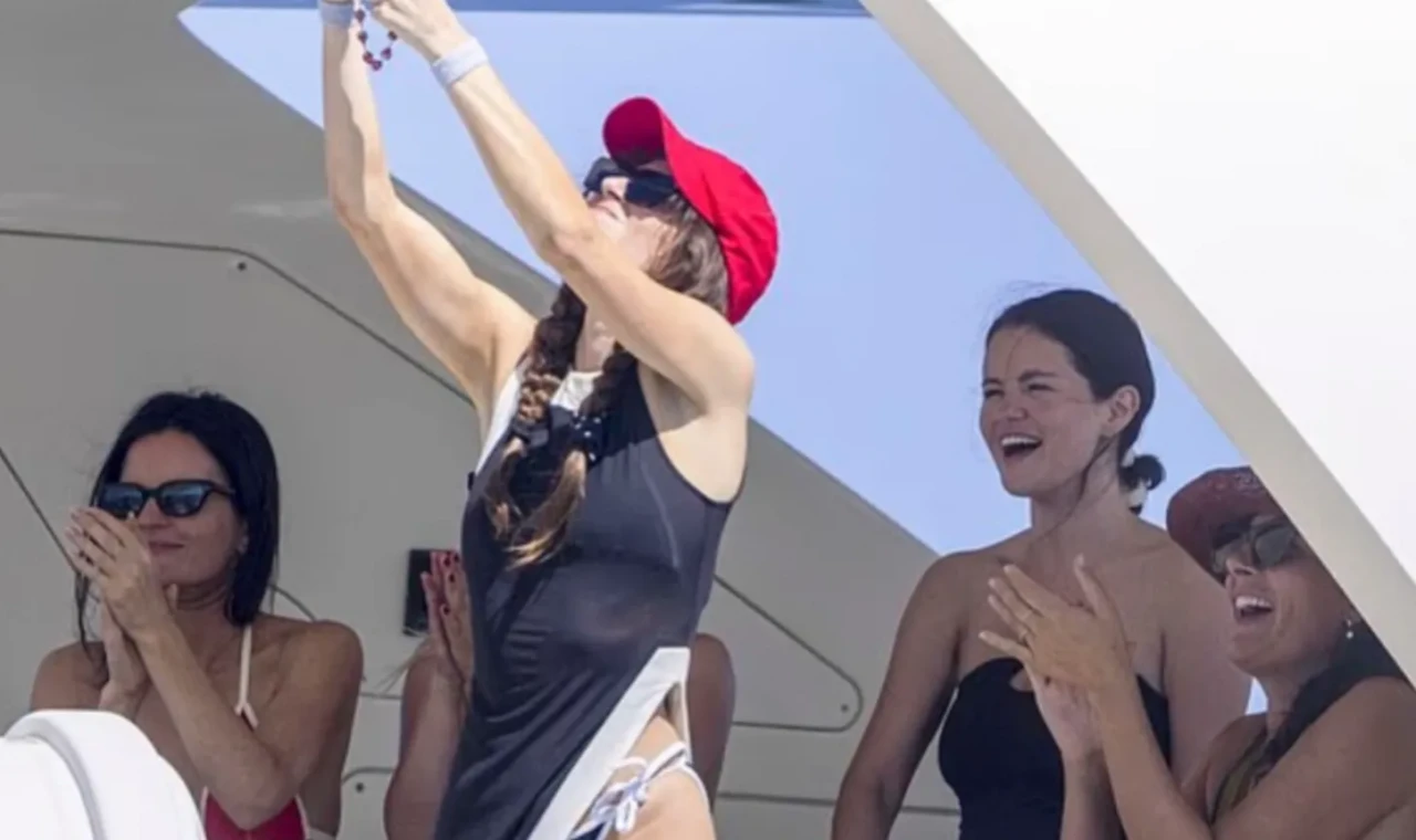 Düğün öncesi bekârlığa veda mı? Selena Gomez tekne pozlarıyla olay yarattı!