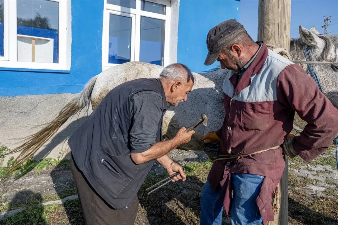 72 Yaşındaki Nalbant Maksut Ak, Mesleğini Üç Kuşaktır Sürdürerek Köy Köy Geziyor