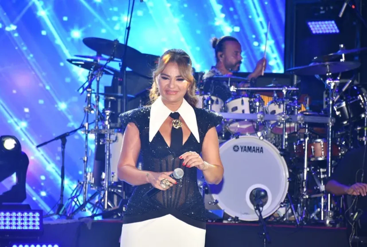 Derya Bedavacı’dan Harbiye’de Zafer Bayramı'na Zeybekli Selam