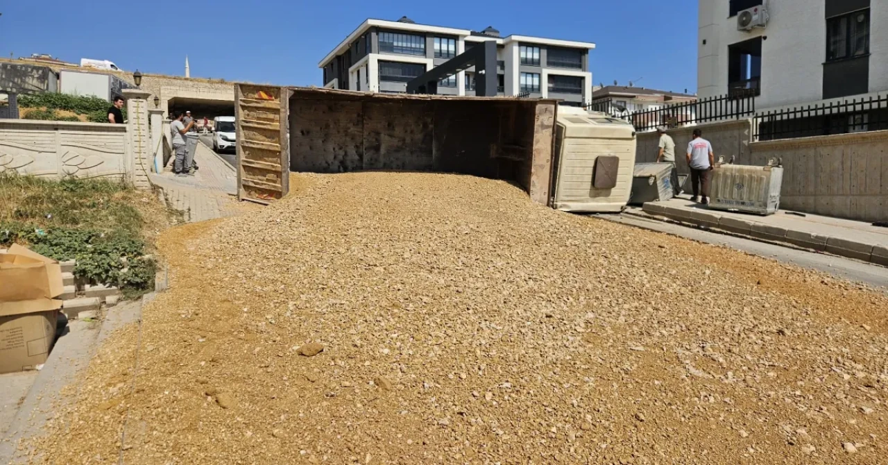 Bursa İnegöl'de Freni Boşalan Kamyon Devrildi: Sürücü Yaralı Kurtuldu