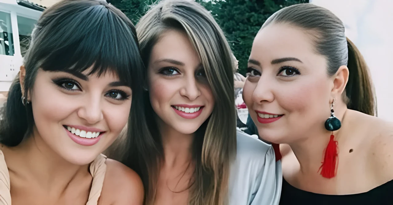 Hande Erçel'in Kardeşi ve Ablası Kim? İşte Merak Edilen Aile Bağı!