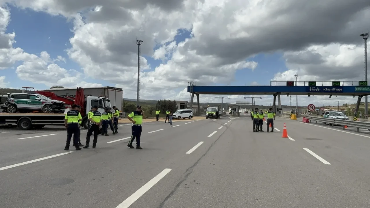 Çekmeköy'de gişelerde kaza: Tır, Jandarma aracına çarptı 5 kişi yaralandı