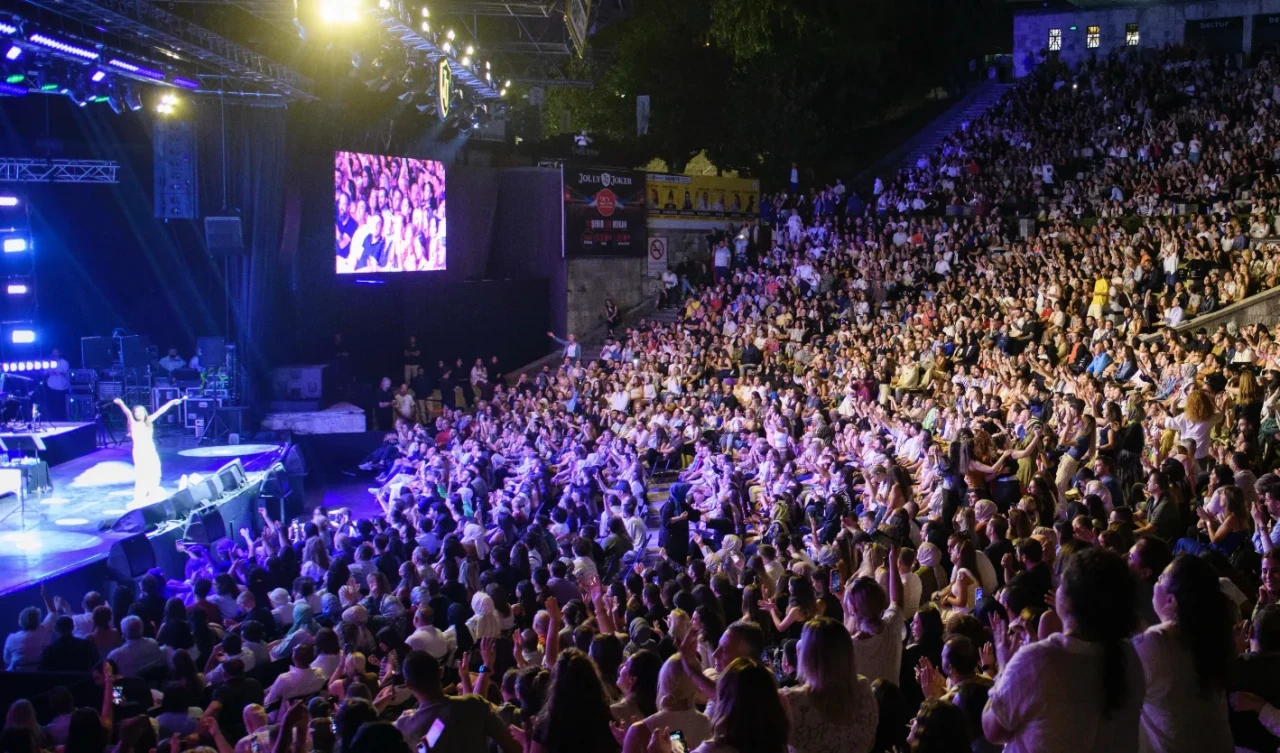 Yıldız Tilbe’nin sahnesine yıldız yağdı: Harbiye gecesinde unutulmaz anlar