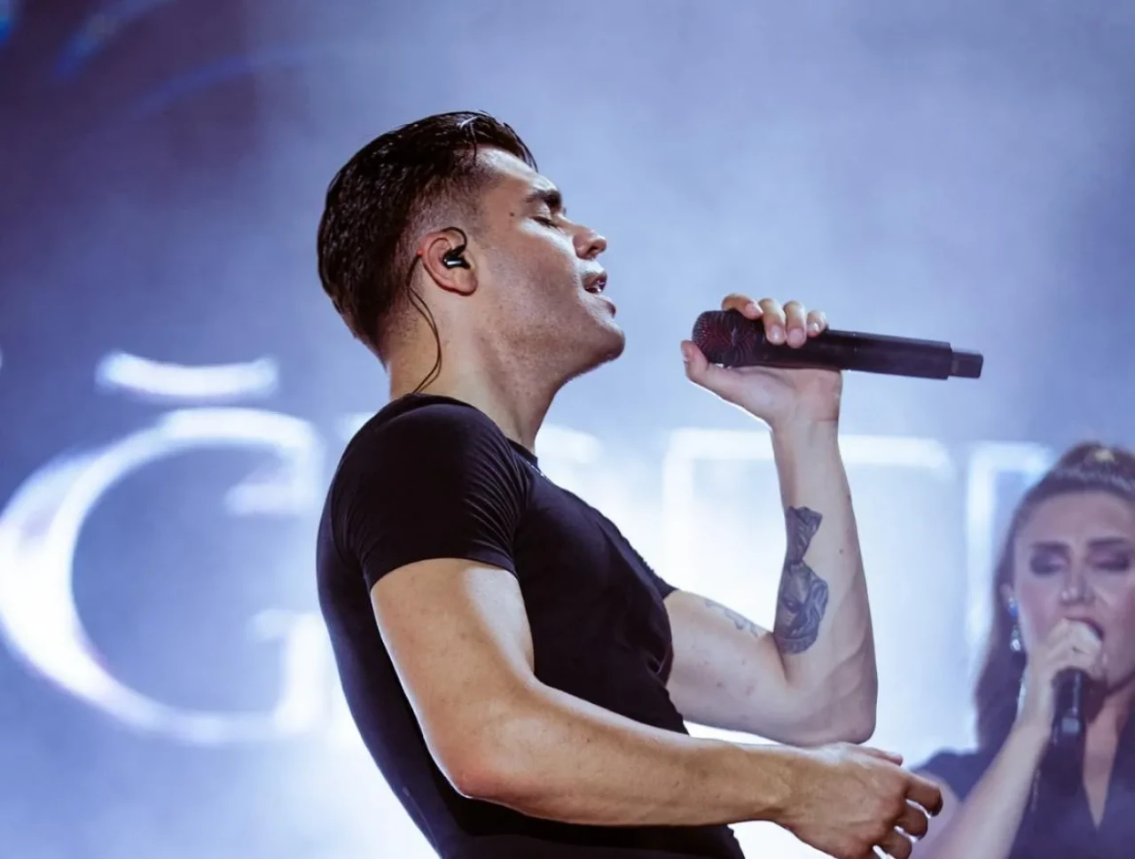 Emir Can İğrek’ten yaz turnesine patlama gibi başlangıç!