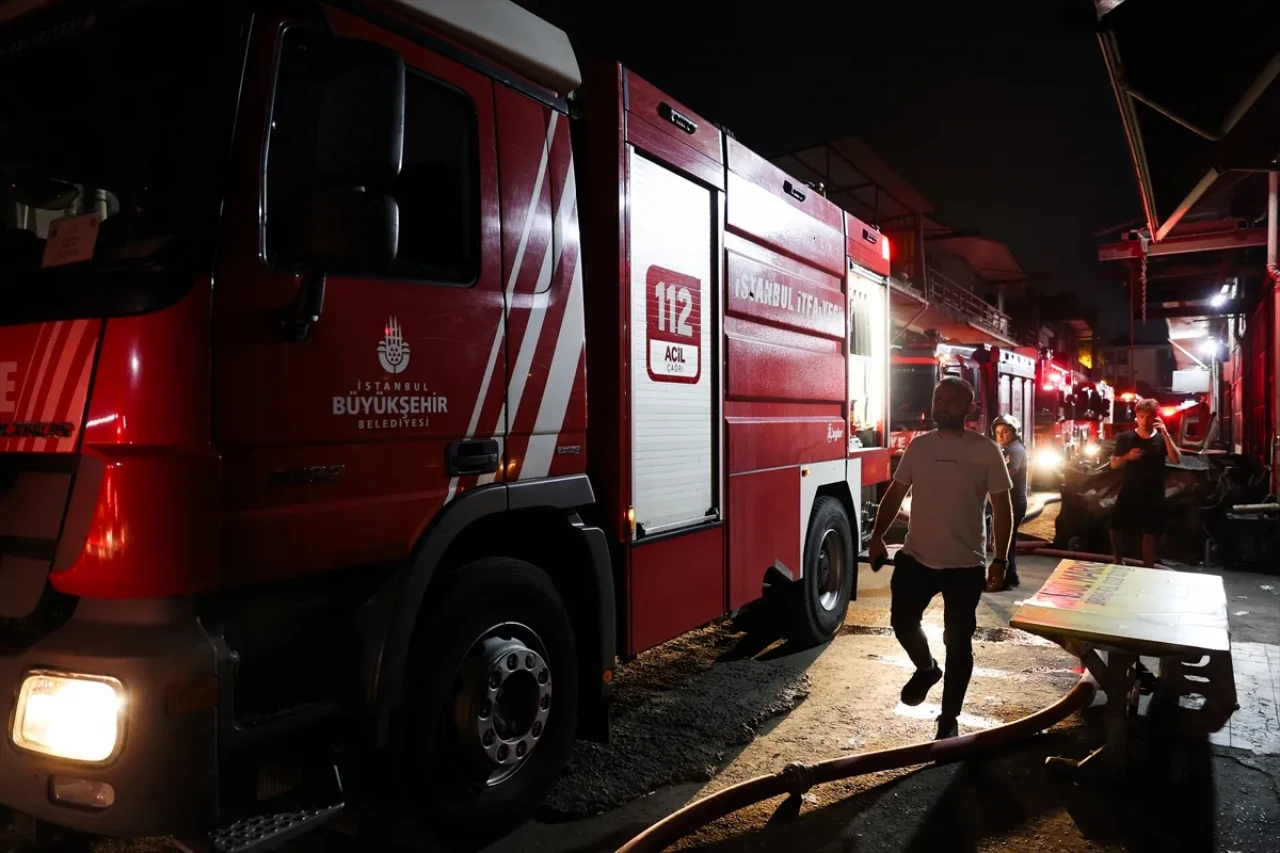 İtfaiyeden nefes kesen operasyon: Yüksek binada yangın paniği