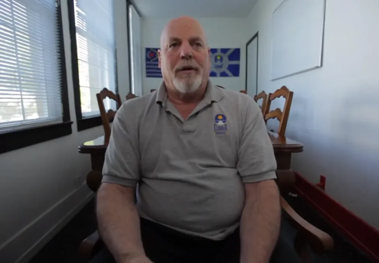 Dennis Hope kimdir, kaç yaşında, aslen nereli, Ay'ın sahibi mi? Hope'nin  biyografisi ve uzay mülkiyetinin perde arkası