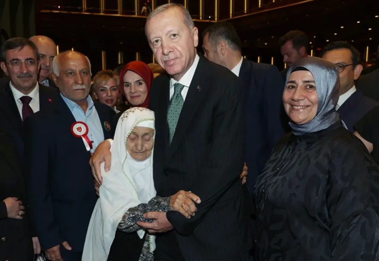 Cumhurbaşkanı Erdoğan, 30 Ağustos Zafer Bayramı konserinde Şefika Taş ile buluştu