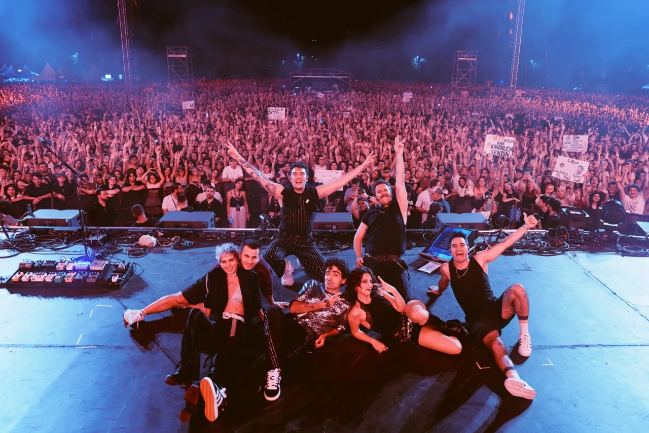 Yenikapı’da binlerce kişi tek ses oldu: Dolu Kadehi Ters Tut ve Duman sahneyi salladı