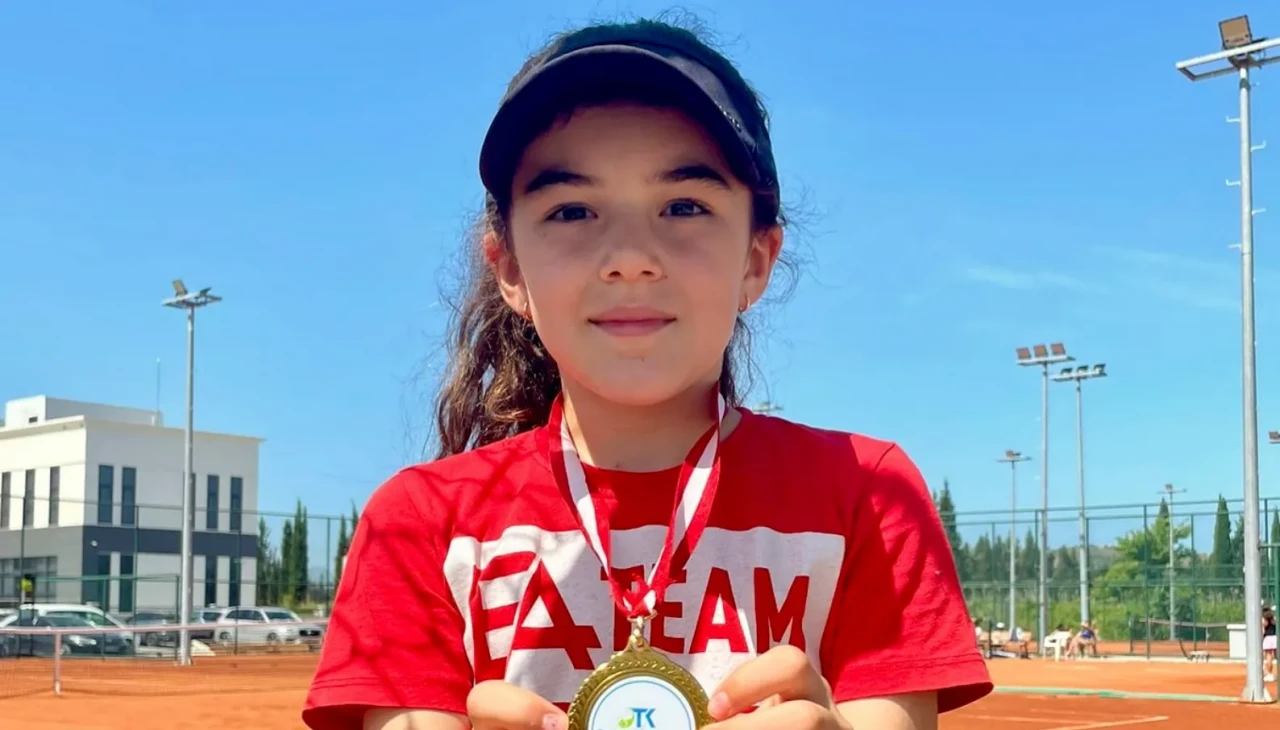 Minik raket Zeynep’ten İzmir’de zafer!