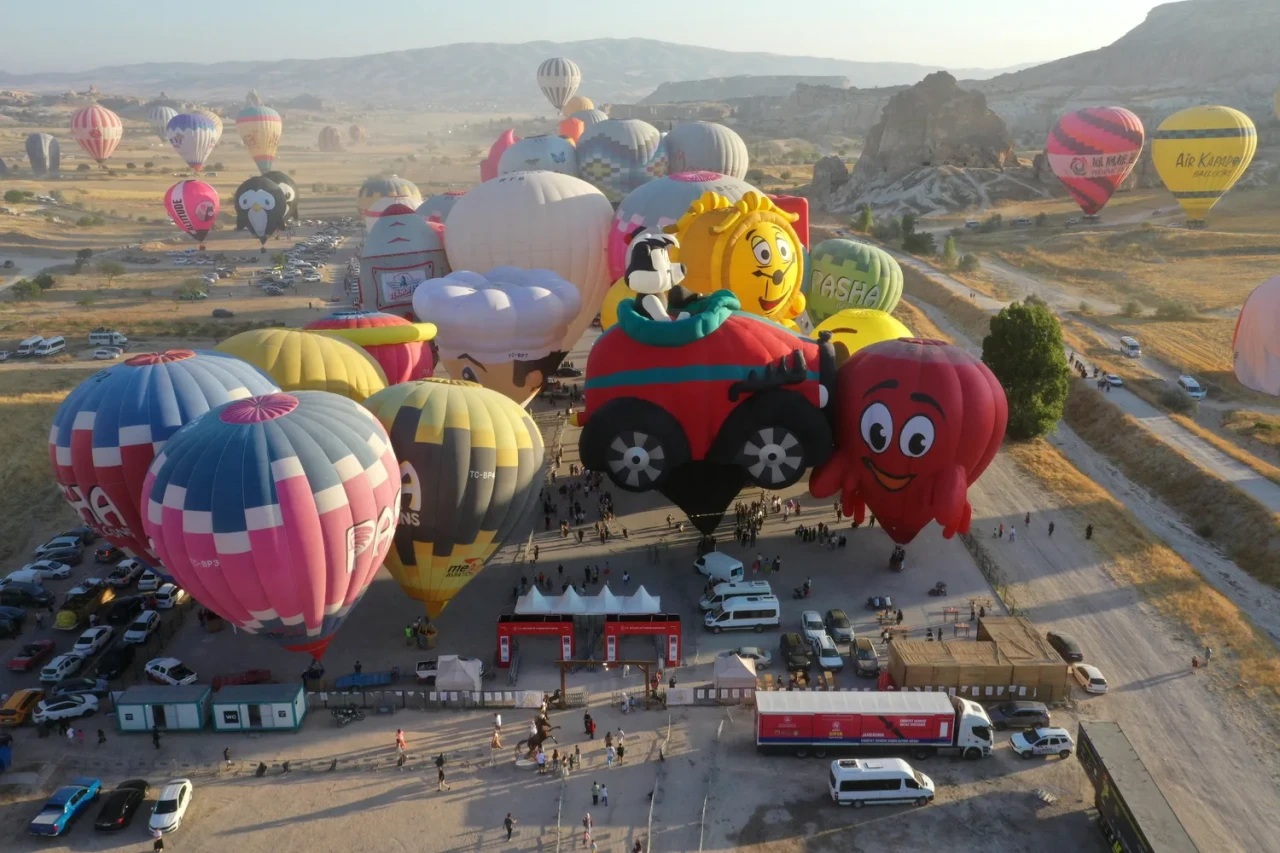 27 ülkeden balon figürleri Kapadokya semalarında uçtu
