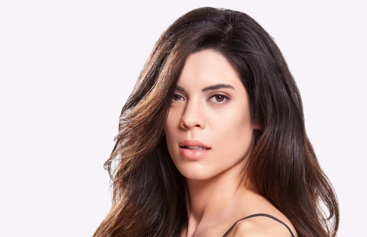 Deniz Arna kimdir, kaç yaşında, aslen nereli, annesi kim, mesleği ne?