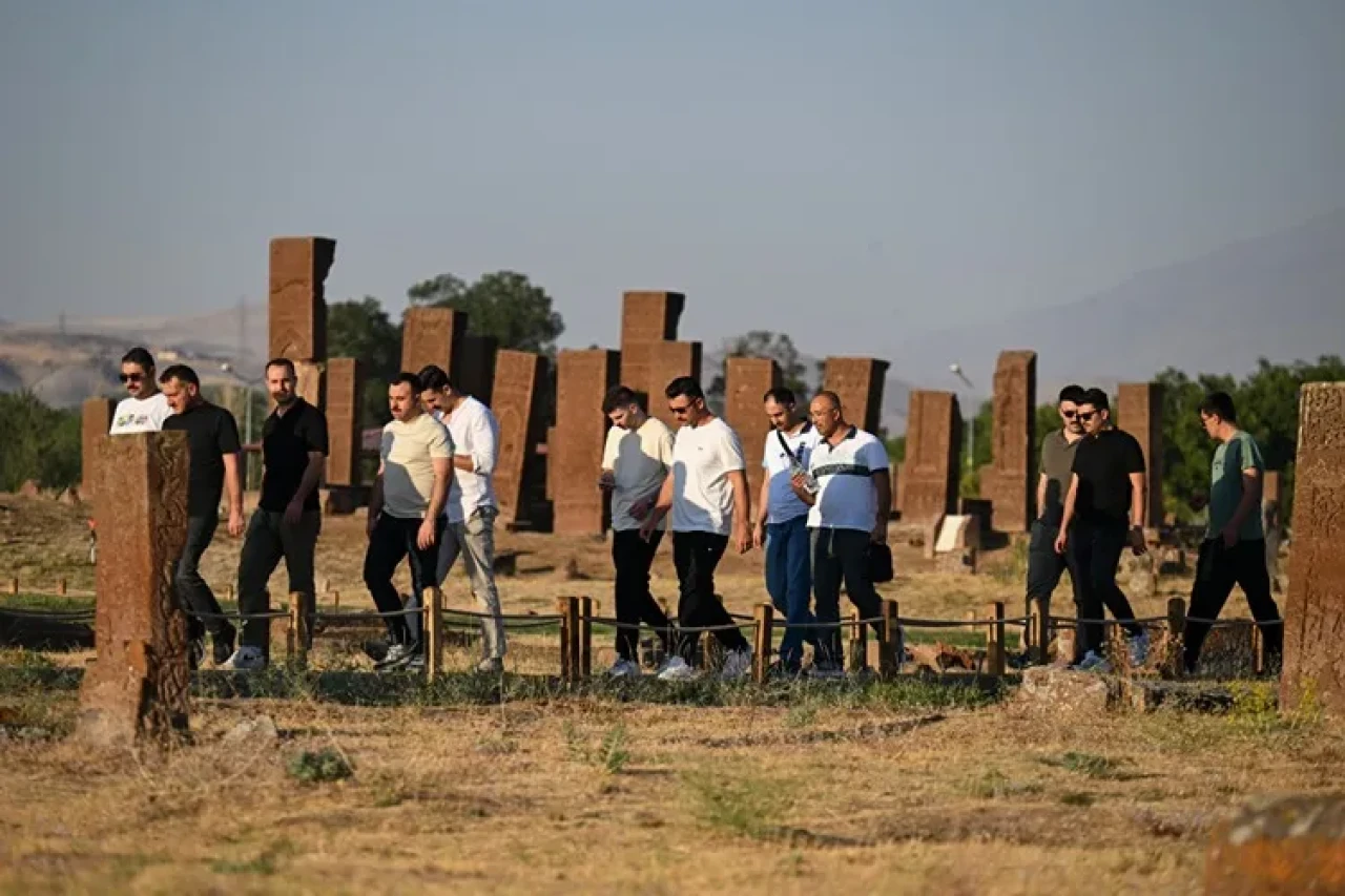 Ecdada vefa: Selçuklu Meydan Mezarlığı'nda tarihi yoğunluk