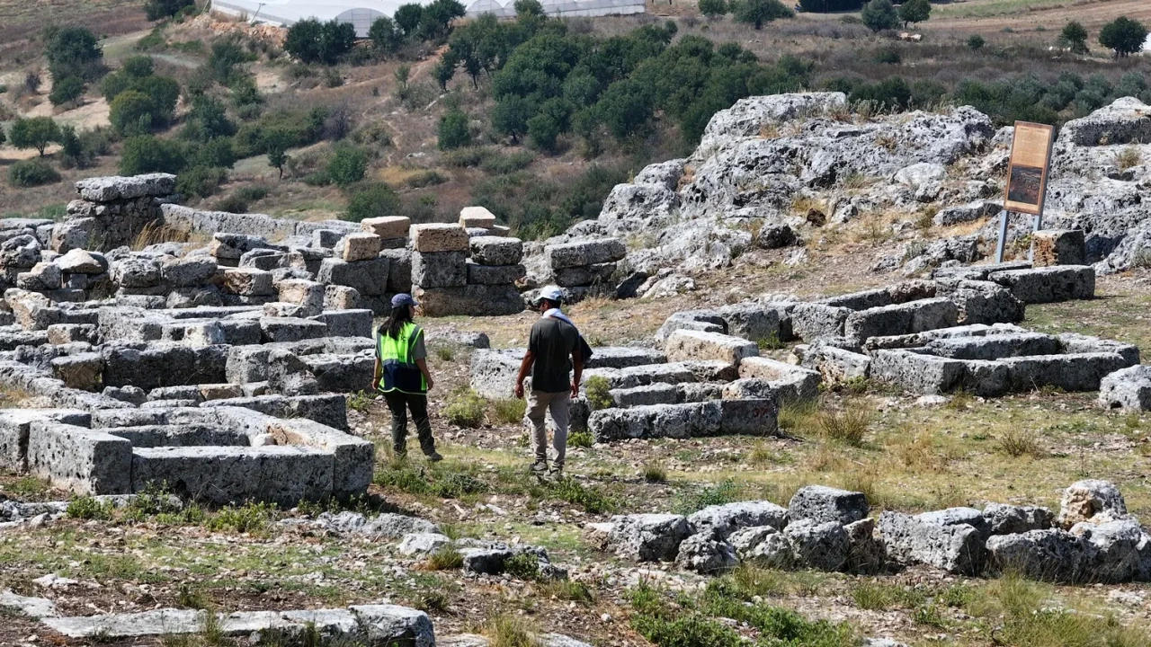 Sillyon Antik Kenti’nde Roma ve Türk-İslam dönemine ait mezarlar ortaya çıktı