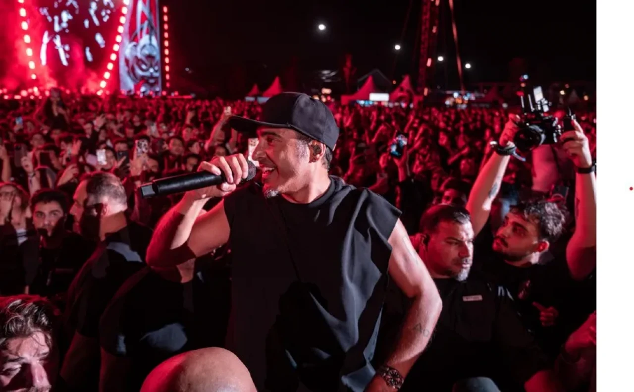 İstanbul Festivali’ni sallayan gece: maNga’dan sürpriz düet ve dev kasap havası