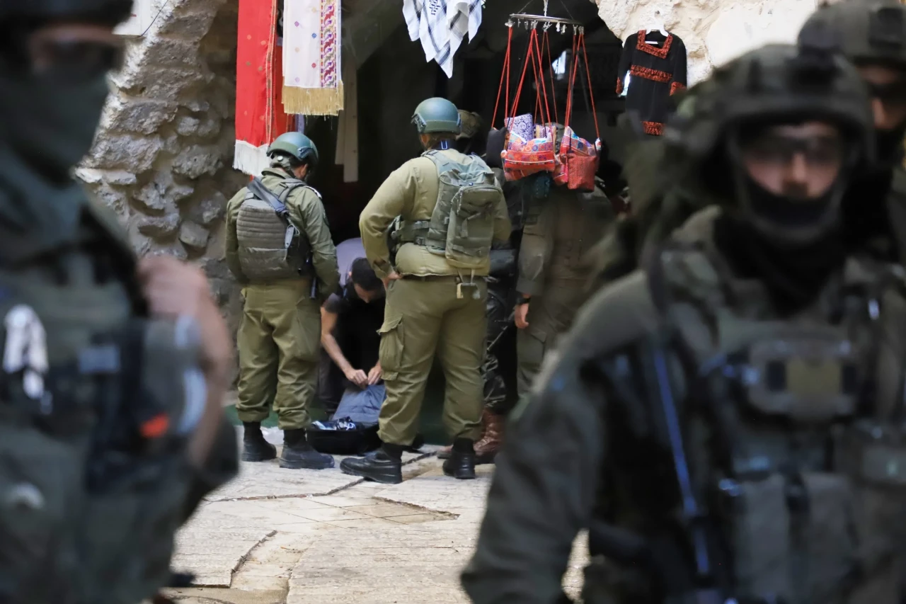 İsrail askerleri eşliğinde yahudi yerleşimcilerden El Halil’e gerginlik yaratan baskın