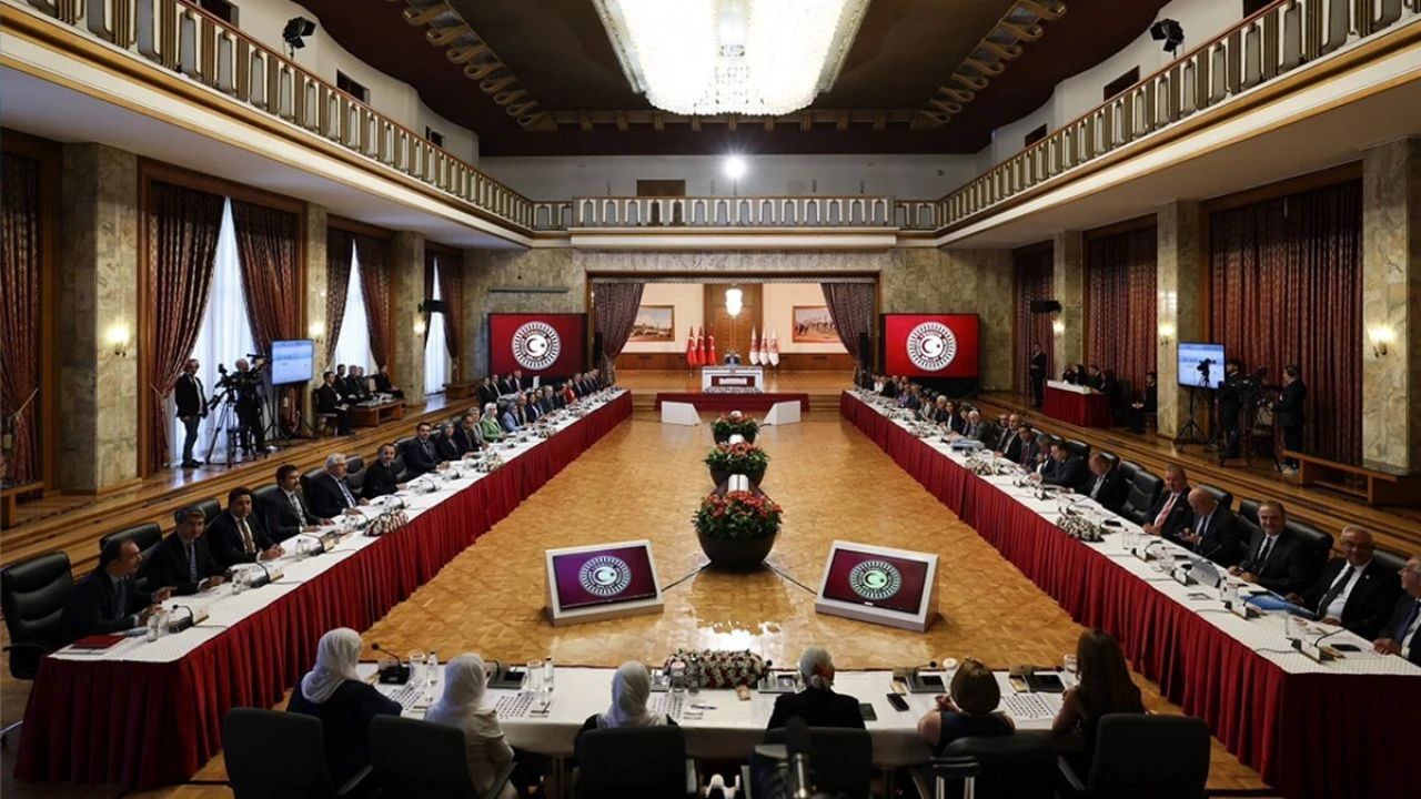 Meclis’te tarihi buluşma: Baro Başkanları ve Eski Meclis Başkanları aynı masada!