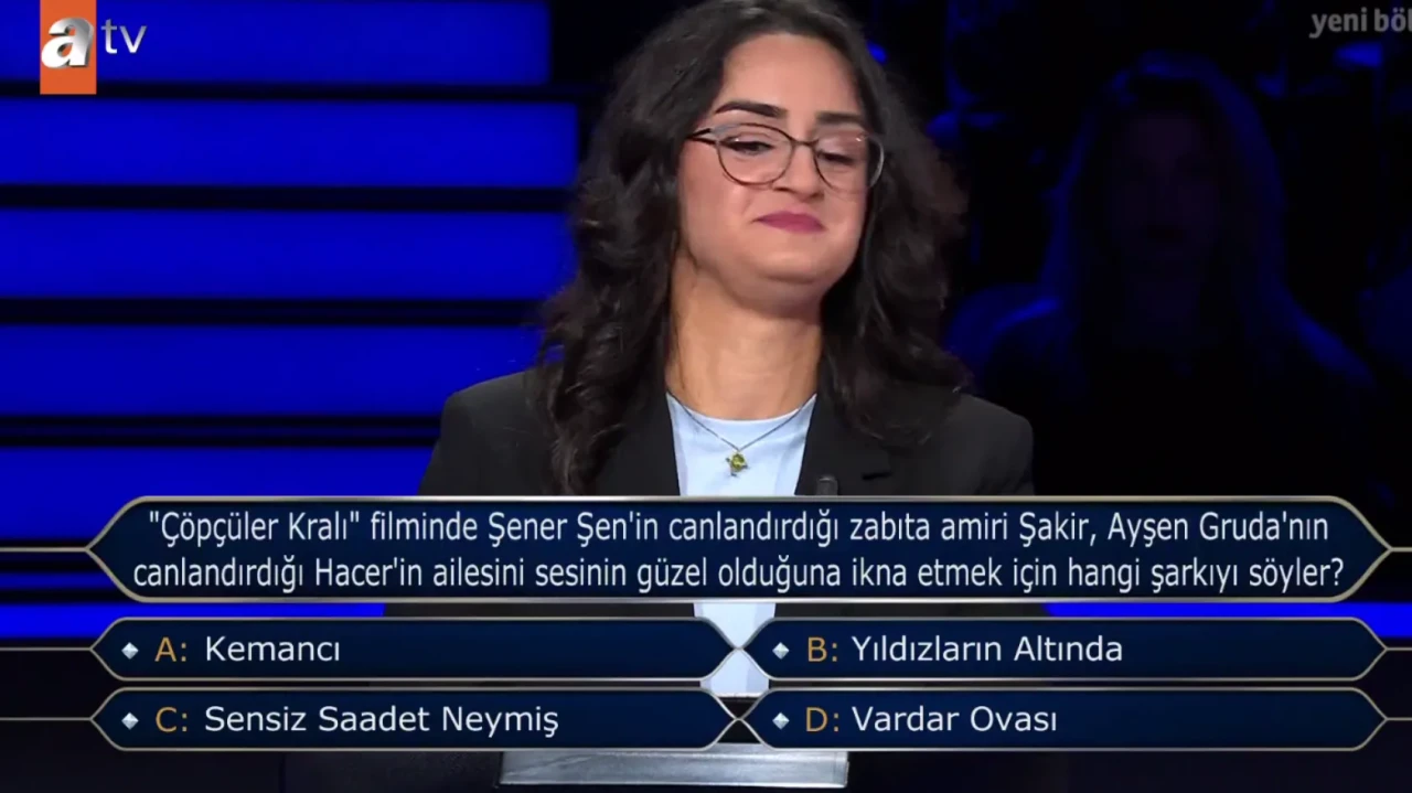 Şener Şen'in canlandırdığı zabıta amiri Şakir, Ayşen Gruda'nın canlandırdığı Hacer'in ailesine hangi şarkıyı söylemiştir? Kemancı mı, Vardar Ovası mı, Sensiz Saadet Neymiş mi, Yıldızların Altında mı?