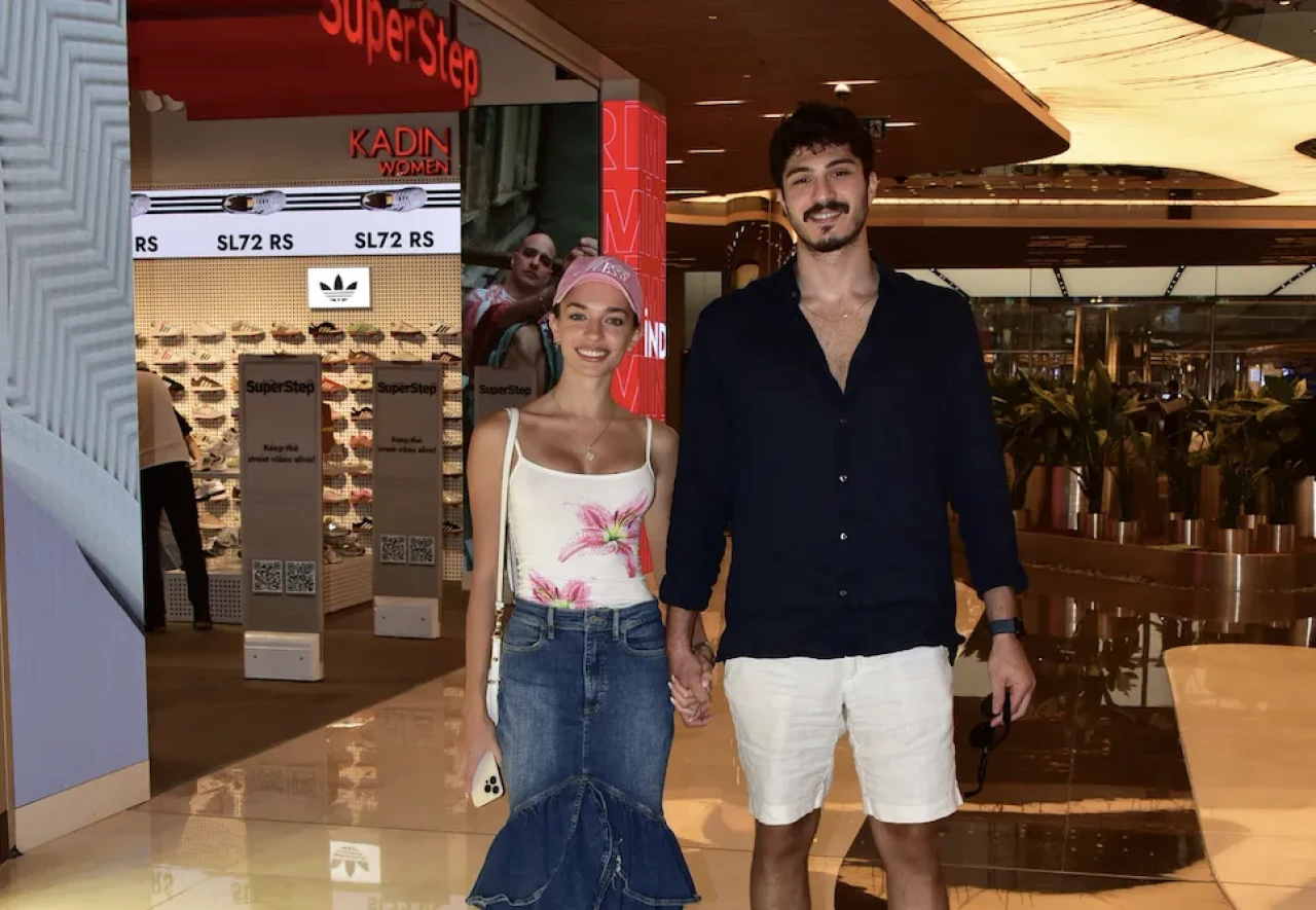 Enes Koçak ve Eylül Tumbar el ele görüntülendi: AVM'de aşk turu