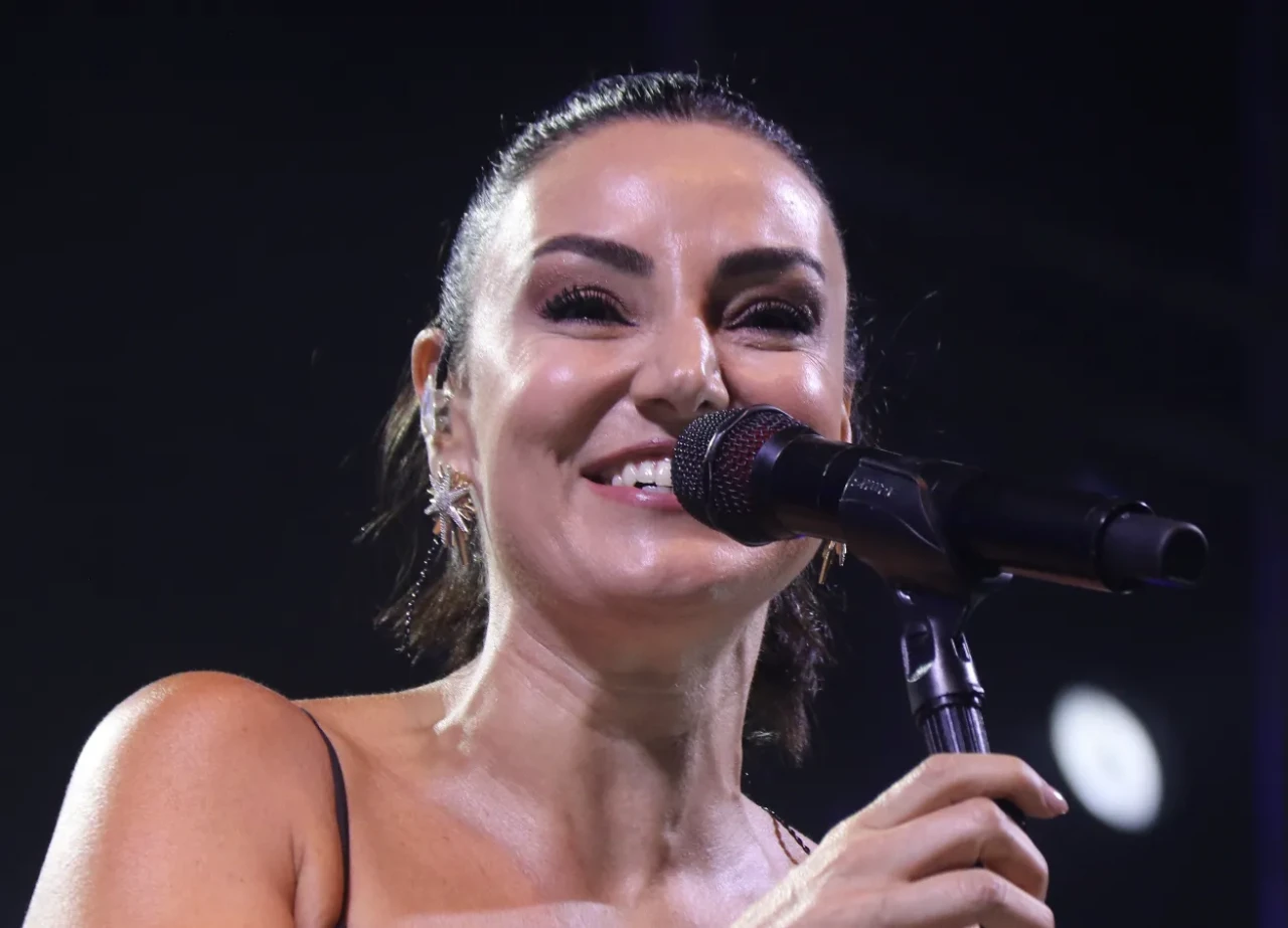 Bitlis’te Kurtuluş Gecesi: Sevcan Orhan’dan Duyguları Zirveye Taşıyan Konser