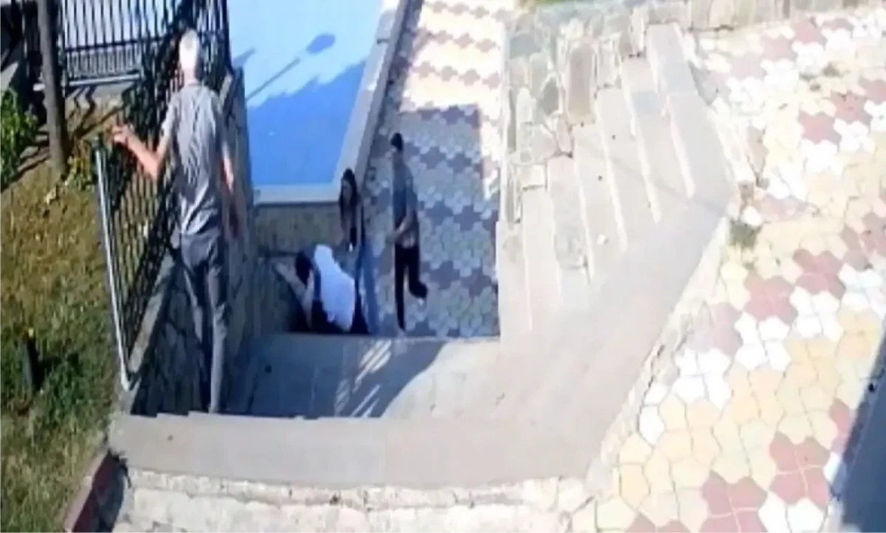 Kastamonu’da Mahalle Muhtarı Parkta Uyardığı Kişi Tarafından Bıçaklandı