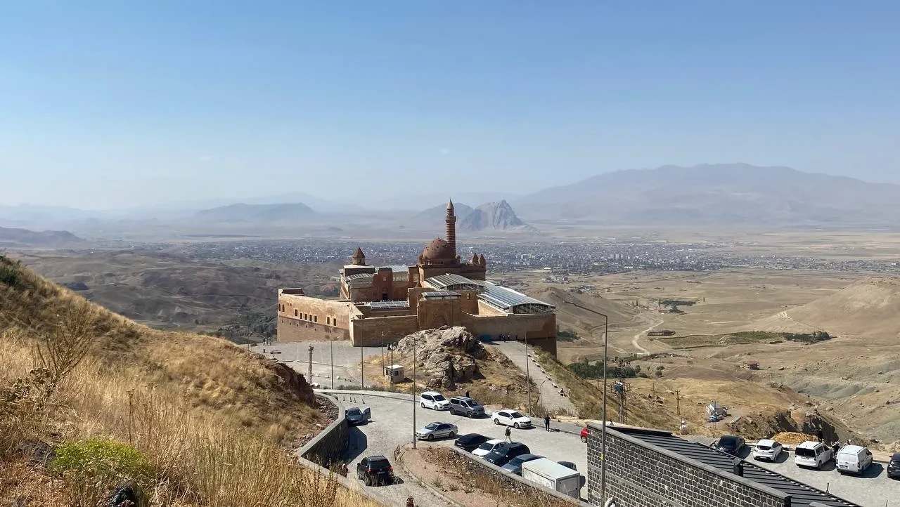 İshak Paşa Sarayı’nda yaz yoğunluğu: Tarihi yapı ziyaretçilerini ağırlıyor