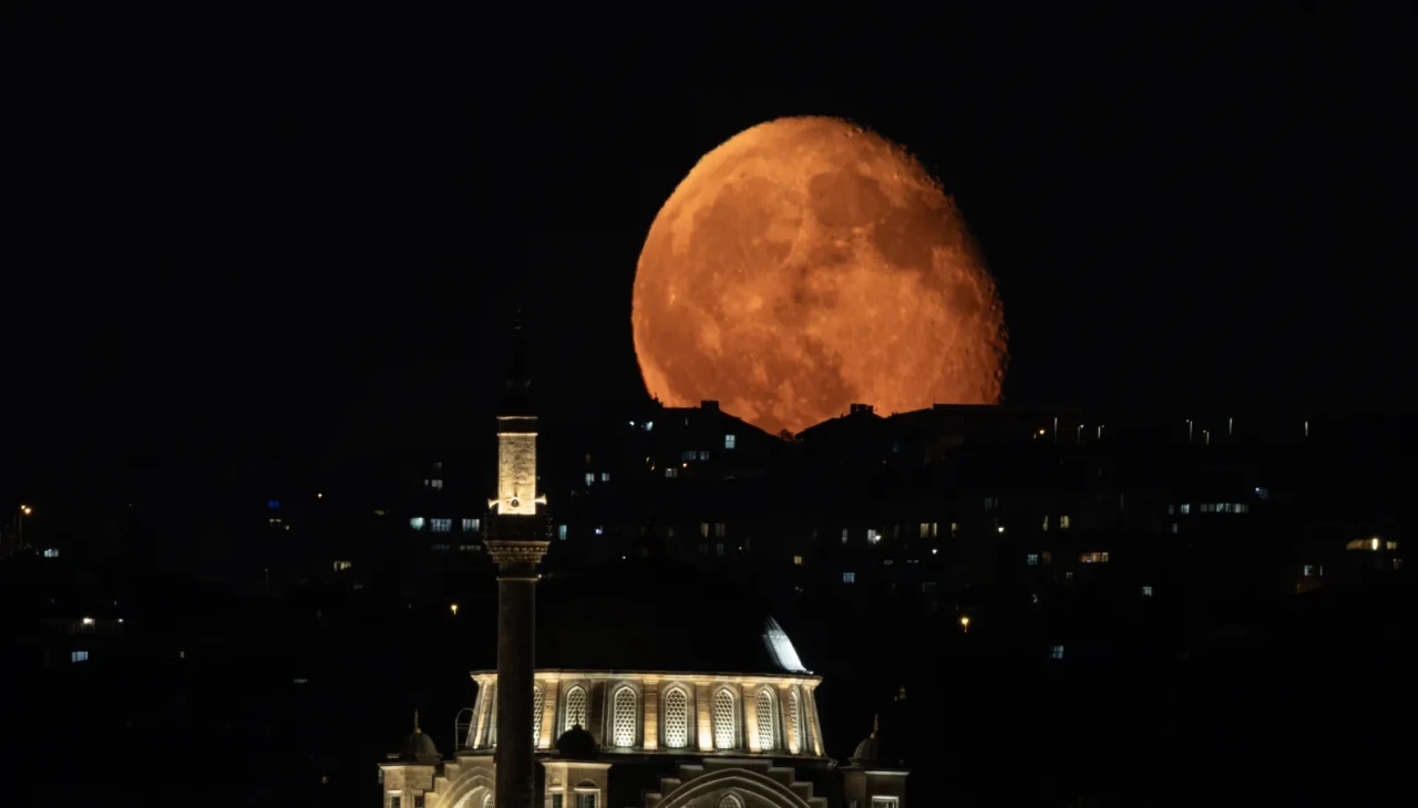 İstanbul’da son şişkin ay gecesi! Efsane kareler